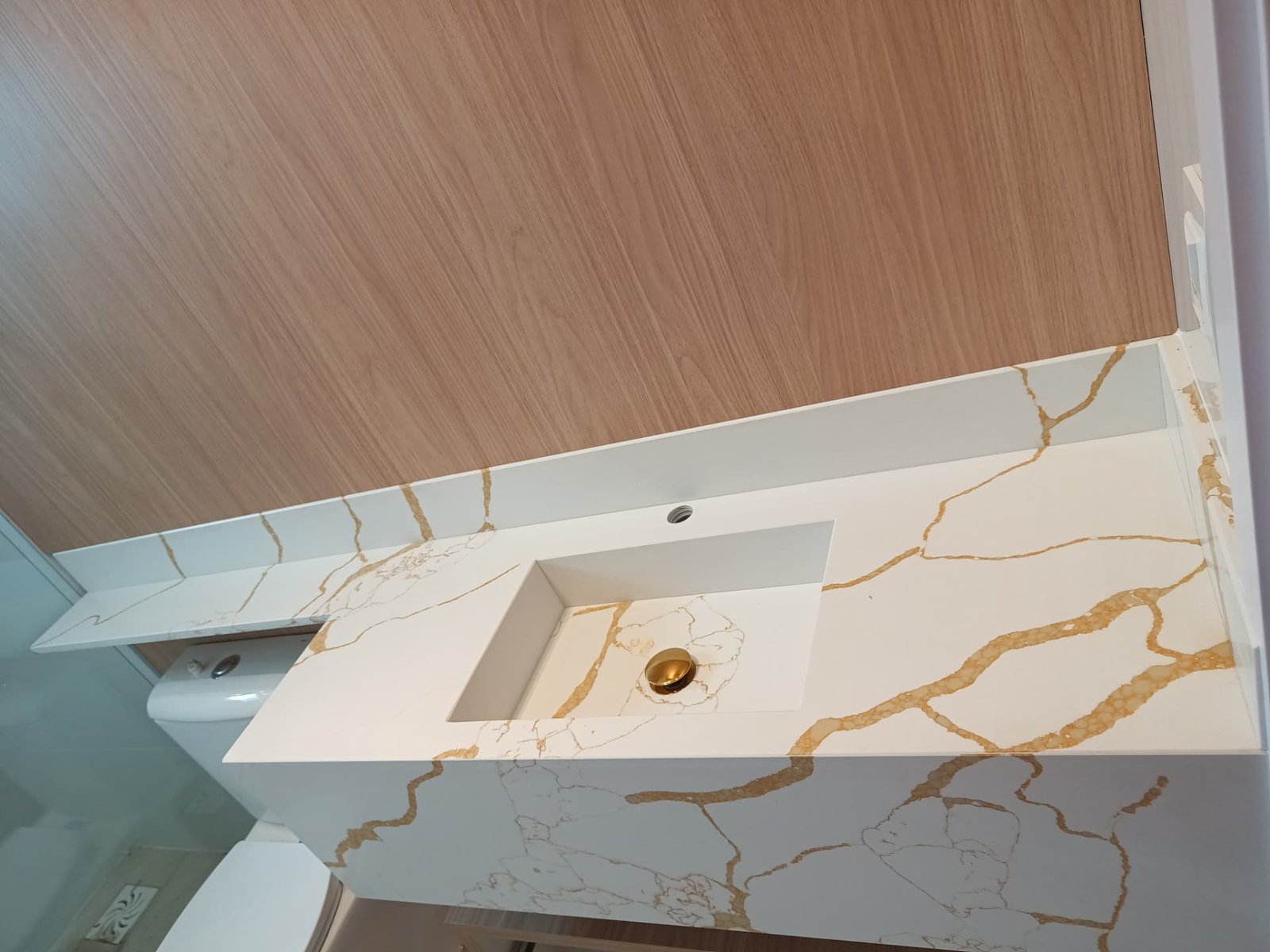 Lavabo com Veios Dourados